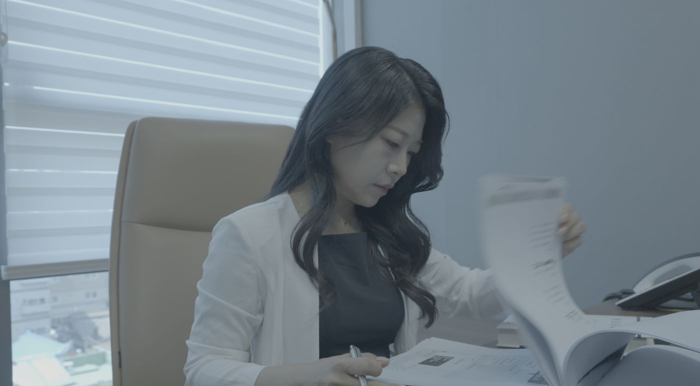 서고은 변호사가 소송 기록을 넘겨 보는 모습